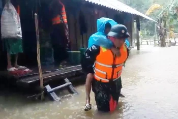 Bộ đội biên phòng hỗ trợ sơ tán người dân bản Mít Cát, xã Kim Thủy ra khỏi vùng ngập lụt .