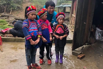 Chị Thái Huyền Nga cùng các em nhỏ người Phù Lá tại xã Tà Chải, huyện Bắc Hà, Lào Cai.