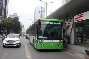 Hà Nội thí điểm khách đi BRT được sử dụng xe máy điện miễn phí