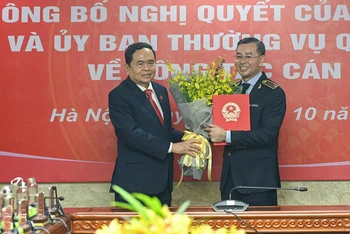 Phó Chủ tịch Thường trực Quốc hội Trần Thanh Mẫn trao Nghị quyết và tặng hoa cho Tổng Kiểm toán Ngô Văn Tuấn. (Ảnh: DUY LINH)
