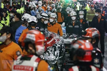 Lực lượng cứu hộ chuyển các nạn nhân tại hiện trường vụ giẫm đạp trong lễ Halloween ở Itaewon, Seoul, Hàn Quốc. (Ảnh: THX/TTXVN)
