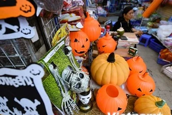 Các mặt hàng Halloween bày bán tại phố Hàng Mã. (Ảnh: TTXVN)