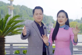Nghệ sĩ Thanh Phong và nghệ sĩ Phương Thanh trong MV. (Ảnh từ MV)