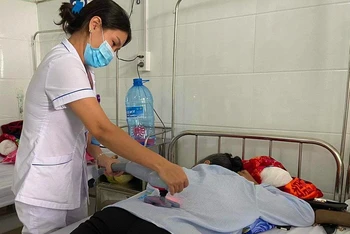 Điều trị cho bệnh nhân tại Bệnh viện Y dược cổ truyền Quảng Bình.