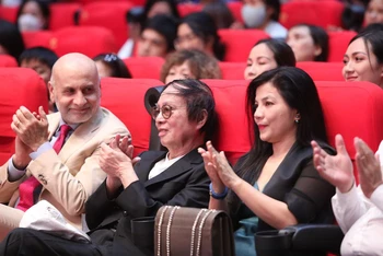Đạo diễn, NSND Đặng Nhật Minh trong buổi ra mắt phim tại Trung tâm chiếu phim quốc gia. (Ảnh: KHIẾU MINH)
