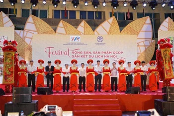 Cắt băng khai mạc chương trình Festival Nông sản, sản phẩm OCOP gắn kết du lịch Hà Nội năm 2022.