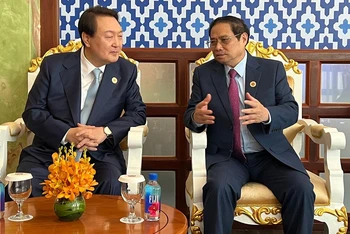 Thủ tướng Phạm Minh Chính gặp Tổng thống Hàn Quốc Yoon Suk Yeol. (Ảnh: vov.vn)