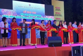 Cắt băng khai mạc Hội chợ Công thương vùng Đồng bằng Sông Hồng năm 2022, tại Quảng trường Nguyễn Văn Linh, thành phố Hưng Yên.