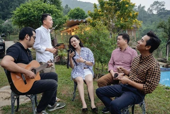Các ca sĩ tập luyện tại trang trại nhà NSƯT Việt Hoàn.