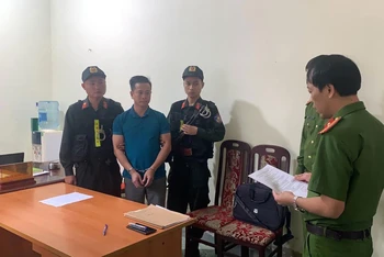 Cơ quan điều tra công an tỉnh Điện Biên thi hành Lệnh bắt tạm giam Trần Duy Tuấn. 
