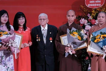 GS Nguyễn Ngọc San và các nghiên cứu sinh, học viên cao học và sinh viên đoạt giải thưởng. (Ảnh: Đại học Sư phạm Hà Nội)
