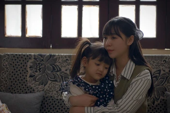 Quỳnh Kool và bé An Nhiên trong phim. (Ảnh: VFC)