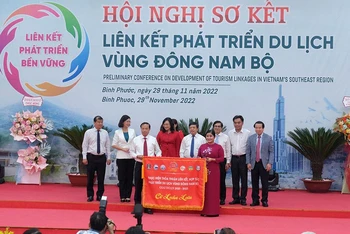 Lãnh đạo tỉnh Bình Phước trao Cờ luân lưu thỏa thuận, liên kết, hợp tác phát triển du lịch vùng Đông Nam Bộ cho lãnh đạo tỉnh Bà Rịa-Vũng Tàu. 