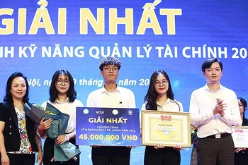 Bí thư Trung ương Đoàn Thanh niên Cộng sản Hồ Chí Minh, Chủ tịch Hội Sinh viên Việt Nam Nguyễn Minh Triết (ngoài cùng bên phải), trao giải nhất tặng các thành viên Đội tuyển H2L.
