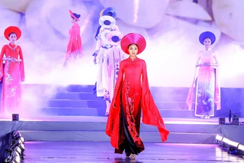 Trình diễn bộ sưu tập áo dài lấy cảm hứng từ di sản của nhà thiết kế Vũ Thảo Giang tại Lễ hội Áo dài Du lịch Hà Nội 2022. (Ảnh: Nhà thiết kế cung cấp)