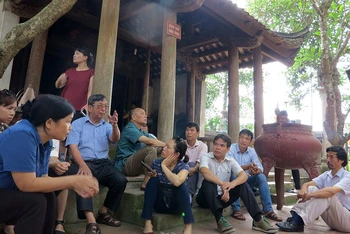 PGS, TS Trần Lâm Biền cùng các nhà nghiên cứu của Viện trong một chuyến điền dã. (Ảnh: Viện Mỹ thuật cung cấp)