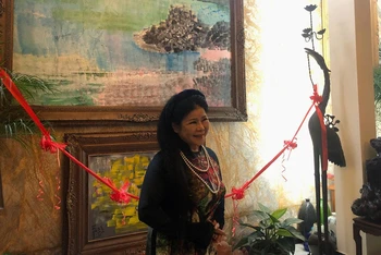 Họa sĩ Văn Dương Thành tại triển lãm.