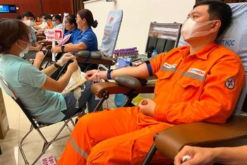 Cán bộ, công nhân viên ngành điện Thành phố Hồ Chí Minh tham gia hiến máu nhân đạo.