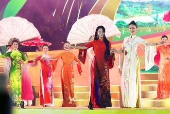 Nhà thiết kế Vũ Thảo Giang (trái) tại chương trình nghệ thuật chào mừng Festival Hoa Đà Lạt 2022. (Ảnh: Nhà thiết kế cung cấp)