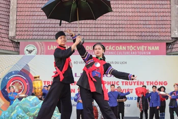 Trình diễn trang phục dân tộc Hà Nhì tại Tuần Đại đoàn kết - Di sản văn hóa Việt Nam. (Ảnh: KHIẾU MINH)