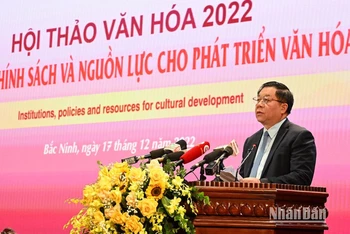 Đồng chí Nguyễn Trọng Nghĩa đọc tham luận tại Hội thảo. (Ảnh: DUY LINH)
