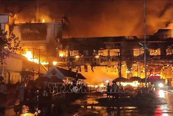 Hiện trường vụ hỏa hoạn tổ hợp sòng bài và khách sạn Grand Diamond City ở thành phố Poipet, Campuchia ngày 29/12. (Ảnh: AFP/TTXVN)