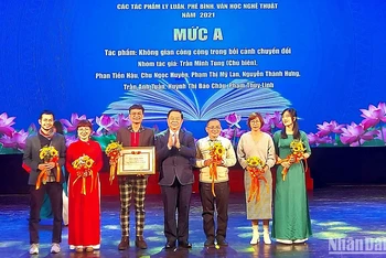 Đồng chí Nguyễn Trọng Nghĩa trao tặng thưởng mức A cho nhóm tác giả “Không gian công cộng trong bối cảnh chuyển đổi”.