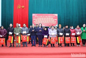 Phó Chủ tịch nước Võ Thị Ánh Xuân tặng quà cho hộ chính sách, hộ nghèo trên địa bàn hai xã Thanh Long và Thụy Hùng, Văn Lãng (Lạng Sơn).