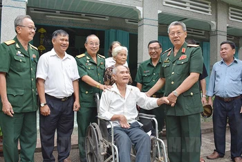 Hội Cựu chiến binh Thành phố thăm, tặng quà động viên thương binh tại huyện Củ Chi. (Ảnh: Trang tin Đảng bộ Thành phố Hồ Chí Minh)