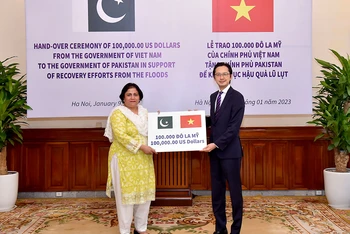 Thứ trưởng Ngoại giao Đỗ Hùng Việt đã trao tượng trưng số tiền cho Đại sứ Pakistan tại Việt Nam, bà Samina Mehtab. (Ảnh: Bộ Ngoại giao)