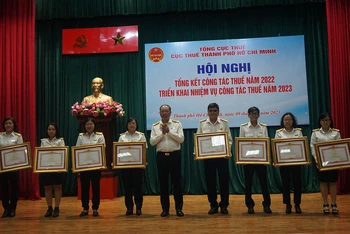 Trao Bằng khen của Thủ tướng Chính phủ cho các cá nhân, tập thể thuộc Cục thuế Thành phố Hồ Chí Minh.