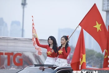Khán giả đến sân cổ vũ cho đội tuyển Việt Nam. (Ảnh: TTXVN)