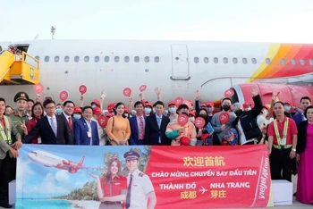 Chào đón du khách Trung Quốc đến Nha Trang trong ngày đầu Xuân mới.