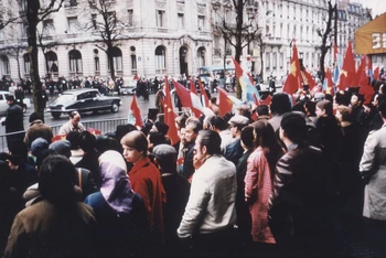 Việt kiều cùng bạn bè Pháp vẫy cờ trên đường phố chung quanh Trung tâm Hội nghị quốc tế Kléber vào ngày ký kết Hiệp định Paris. (Ảnh: Lê Tấn Xuân)