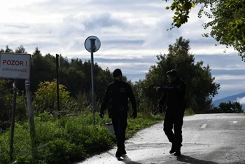 Các sĩ quan cảnh sát Séc tuần tra tại khu vực biên giới với Slovakia. (Ảnh: Reuters)