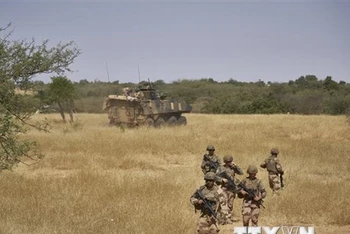 Binh sĩ quân đội Pháp tuần tra trong chiến dịch Barkhane ở miền Bắc Burkina Faso ngày 12/11/2019. (Ảnh: AFP/TTXVN)