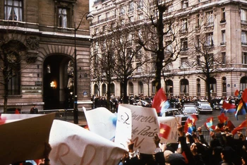 Việt kiều cùng bạn bè Pháp vẫy cờ trên đường phố chung quanh Trung tâm Hội nghị quốc tế Kléber vào ngày ký kết Hiệp định Paris. (Ảnh: Lê Xuân Tấn)