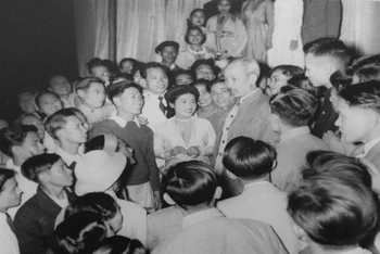 Chủ tịch Hồ Chí Minh thăm diễn viên Đoàn Văn công nhân dân Trung ương sau buổi biểu diễn tại Phủ Chủ tịch, ngày 31/12/1956. (Ảnh tư liệu)