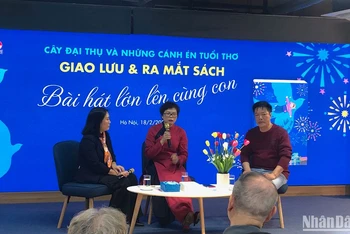 Nhà báo Tạ Bích Loan, nhà báo Phạm Hồng Tuyến và MC Nguyễn Hữu Chiến Thắng tại buổi lễ ra mắt sách.
