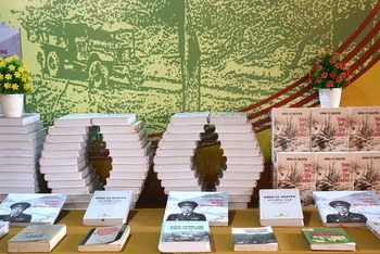 Những ấn phẩm kỷ niệm 100 năm Ngày sinh Trung tướng Đồng Sỹ Nguyên. (Ảnh: Ban Tổ chức cung cấp)