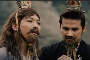 Phim "Huyền sử vua Đinh" với tạo hình cẩu thả, lộ cả mép keo dán râu giả. (Ảnh: ST)