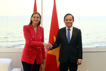Phó Thủ tướng Trần Lưu Quang gặp Bộ trưởng Công nghiệp, Thương mại và Du lịch Tây Ban Nha Reyes Maroto. (Ảnh: baochinhphu.vn)