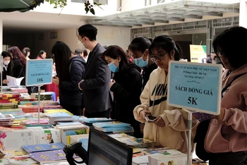 Hội chợ sách nhân ngày 8/3 tại Nhà xuất bản Phụ nữ Việt Nam. (Ảnh: NXB cung cấp)