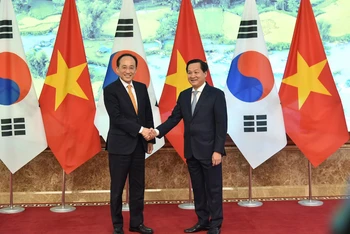 Phó Thủ tướng Lê Minh Khái và Phó Thủ tướng Choo Kyung-ho. (Ảnh: VGP)