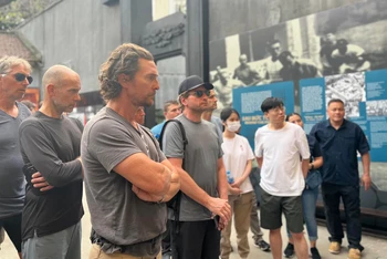 Matthew McConaughey cùng các thành viên trong đoàn tại khu di tích Nhà tù Hỏa Lò. (Ảnh: Ban quản lý khu di tích)