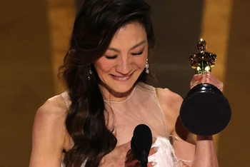 Nữ diễn viên Dương Tử Quỳnh tại lễ trao giải Oscar 2023. (Ảnh: CNN)