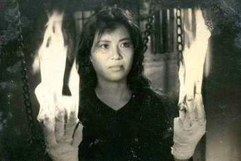 Nghệ sĩ Nhân dân Thụy Vân với cảnh bị tra tấn, đốt cháy hai bàn tay trong phim"Nổi gió". (Ảnh tư liệu)