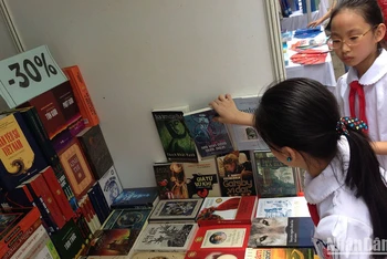Các em nhỏ xem sách tại Thư viện Quốc gia Hà Nội trong Ngày sách Việt Nam 2017.