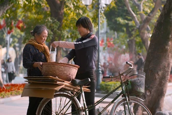NSƯT Thanh Quý và nghệ sĩ Thanh Hương trong vai cặp mẹ chồng con dâu nương tựa nhau mà sống. (Ảnh: VFC)