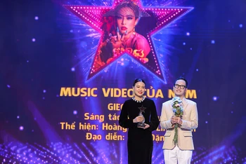 Ca sĩ Hoàng Thùy Linh và nhạc sĩ Khắc Hưng nhận giải thưởng. (Ảnh: Ban tổ chức)
